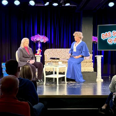 Bundestagspräsidentin Bärbel Bas und Margot Schlönzke – Schattenkabinett im BKA-Theater 2024 · © David Schwanau