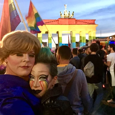 Margot Schlönzke und Ryan Stecken – Mahnwache Berlin for Orlando am Brandenburger Tor 2016 · © David Schwanau