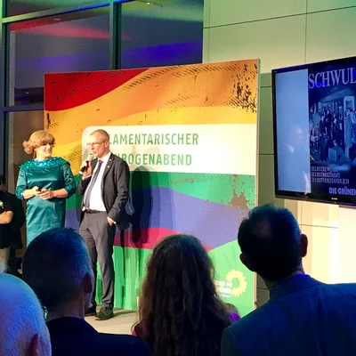 Margot Schlönzke und Volker Beck – Parlamentarischer Regenbogenabend der Grünen - Fraktionsebene im Bundestag 2017 · © David Schwanau