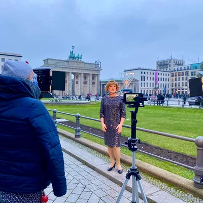 Margot Schlönzke – Videodreh am Pariser Platz Berlin 2020 · © David Schwanau