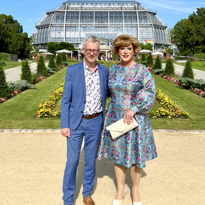 Prof. Dr. Günter Ziegler und Margot Schlönzke – Queens and Flowers im Botanischen Garten Berlin 2024 · © David Schwanau